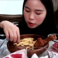 肯德基小姐姐好看,成为新一代网红打卡热点！”