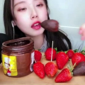 钢琴小姐姐吃巧克力酱,巧克力酱的甜蜜邂逅