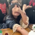小姐姐给小姐姐抽血图片,小姐姐间的温馨抽血瞬间