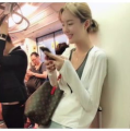 玩手机单身小姐姐照片,邂逅单身小姐姐的美丽身影