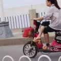 骑行律师小姐姐,守护骑行者权益的守护神